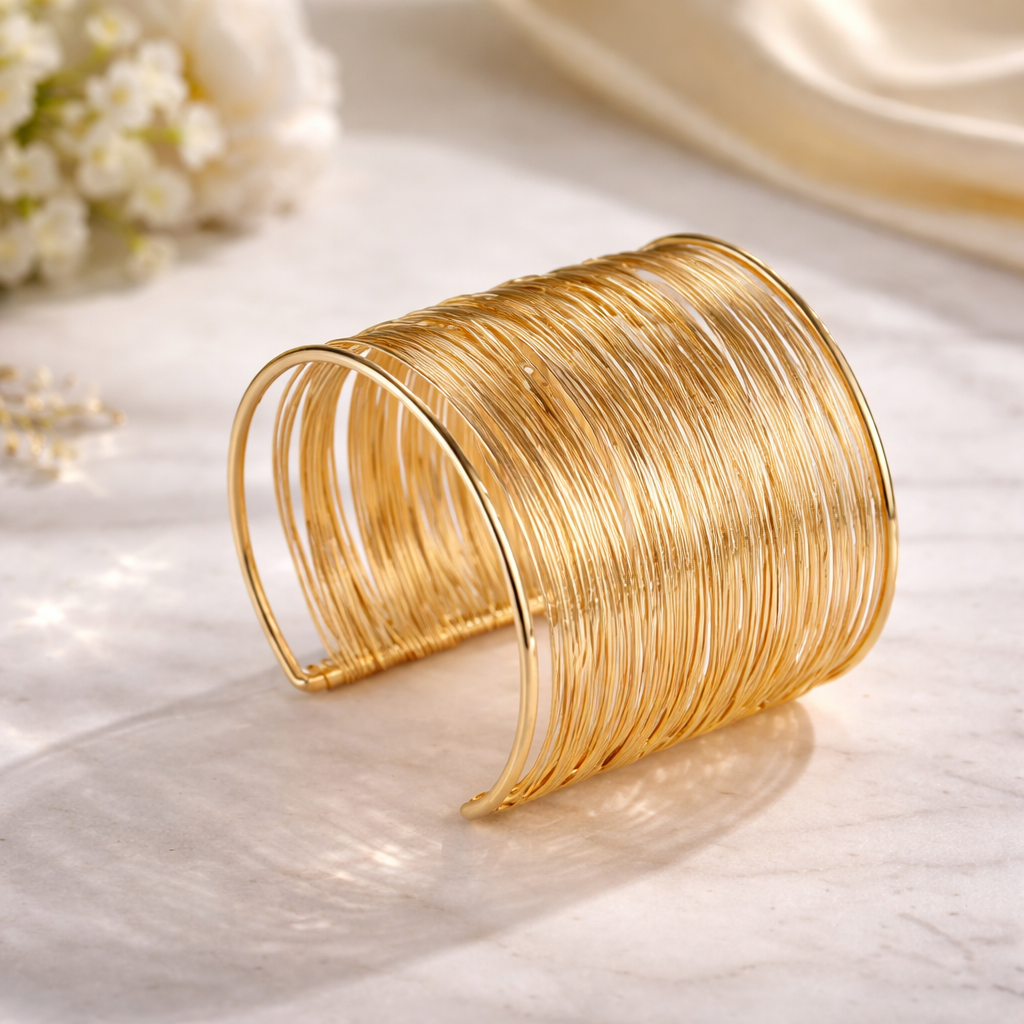 PULSERA DORADA EN FORMA DE C-1